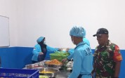 Babinsa Bukit Nenas Pastikan Penyaluran 863 Porsi Makanan Bergizi Gratis Tepat Sasaran
