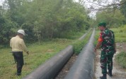 Perkuat Keamanan Objek Vital, Babinsa Dumai Sosialisasi Larangan Aktivitas di Jalur Pipa