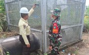 Babinsa Dumai Patroli Jalur Pipa Minyak, Ingatkan Warga Jaga Keamanan