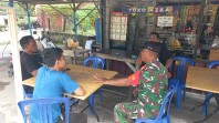 Jaga Aset Vital, Babinsa Koramil 02 Bukit Kapur dan PHR Patroli Jalur Pipa