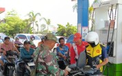 Koramil 02/BK Pastikan Antrean SPBU Tetap Tertib dan Kondusif