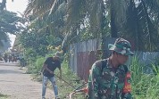 Perkuat Kebersamaan, Koramil 02/Bukit Kapur Ikuti Gotong Royong di Kelurahan Mundam