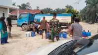 TNI Hadir di Tengah Masyarakat, Babinsa Salurkan Bantuan Air Bersih