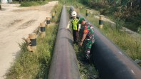 Cegah Gangguan Fasilitas Vital, Babinsa Koramil 01 Dumai Patroli Jalur Pipa PHR