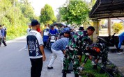 Gotong Royong Massal, Babinsa Bersama Warga Bersihkan Lingkungan Dumai Selatan