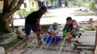 Gotong Royong TNI dan Warga Percepat Pembangunan Jembatan Beton di Lubuk Gaung