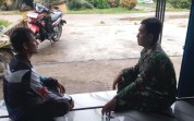 Jaga Kedekatan dengan Warga, Babinsa Koramil 03/SS Aktif Laksanakan Komsos