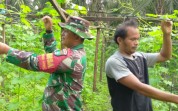 Pendampingan Pertanian, Babinsa Koramil 03/Sungai Sembilan Dukung Petani Lokal