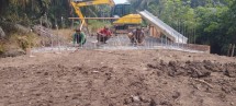 Babinsa Koramil 03/Sungai Sembilan Lanjutkan Pembangunan Jembatan Beton di Lubuk Gaung