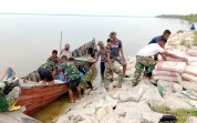 Hadapi Air Pasang dan Jalan Berlumpur, TNI Tetap Kebutan Pembangunan Jembatan Garuda