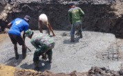 Personel Kodim 0320 Dumai Bersama Warga Percepat Pembangunan Jembatan Armco di Lubuk Gaung