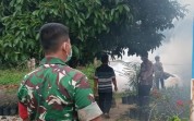 Tekan Risiko DBD, Babinsa Bersama Puskesmas dan Warga Lakukan Fogging di Guntung