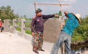 Jembatan Beton Dibangun, Babinsa Kodim Dumai Pastikan Pekerjaan Berjalan Lancar