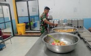 Dukung Program Gizi Nasional, Babinsa Bukit Kapur Pastikan Distribusi MBG Tepat Sasaran