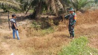 Babinsa Koramil 02/Bukit Kapur Gencarkan Sosialisasi Pencegahan Karhutla ke Warga
