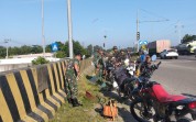 TNI, Polri, Pemerintah dan Warga Bersatu Bersihkan Jalan Exit Tol di Bukit Kapur