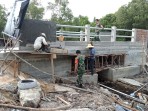 Dukung Akses Warga, Babinsa Dampingi Pembangunan Jembatan Beton di Purnama