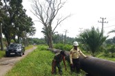 Cegah Gangguan Objek Vital, Babinsa dan Security PHR Sisir Jalur Pipa Minyak