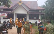 Babinsa Guntung Bersama TNI-Polri dan Warga Gelar Gotong Royong di Medang Kampai