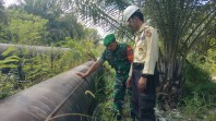 Cegah Gangguan Keamanan, Babinsa Koramil 01/Dumai Patroli Jalur Pipa PHR