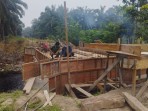 Babinsa Kodim 0320/Dumai Dampingi Pembangunan Jembatan Beton di Lubuk Gaung