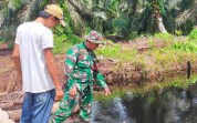 Cegah Karhutla, Babinsa Sungai Sembilan Ajak Warga Jaga Lingkungan