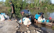 Demi Akses Warga, TNI Angkut Material Jembatan Gantung Gunakan Perahu