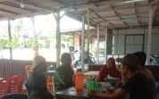 Babinsa Sertu Ramli Sosialisasikan Rekrutmen TNI Saat Komsos di Medang Kampai