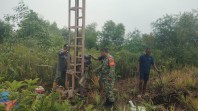 Antisipasi Karhutla, Babinsa Tanjung Palas Buat Sumur Bor Sedalam 50 Meter