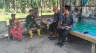 Jalin Kedekatan dengan Warga, Babinsa Tanjung Penyembal Aktif Laksanakan Komsos