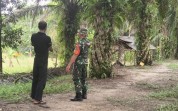 Babinsa Arjuna Endar Turun Langsung Patroli Karhutla Sekaligus Bantu Olah Lahan Pertanian Warga