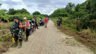 HUT Kodam XIX/Tuanku Tambusai, TNI-Polri dan Warga Kompak Gotong Royong di Bangsal Aceh