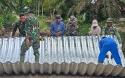 Kodim 0320 Dumai Bersama Masyarakat Lanjutkan Pembangunan Jembatan Armco di Lubuk Gaung