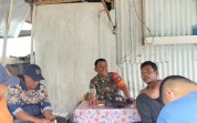 Babinsa Sertu Jumat Desmanto Jalin Kedekatan dengan Warga Melalui Komsos