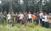 Bersama Babinsa Sungai Sembilan, Serka Khorianto Berikan Penyuluhan Pertanian