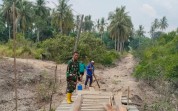Percepat Akses Warga, TNI dan Masyarakat Bangun Jembatan Gantung di Sungai Sembilan
