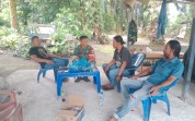 Pererat Kemanunggalan TNI-Rakyat, Babinsa Sungai Geniot Aktif Gelar Komsos dengan Warga
