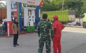 Cegah Antrean Panjang, Babinsa Lakukan Pemantauan SPBU di Sungai Sembilan