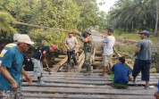Semangat Gotong Royong Warnai Pembongkaran Jembatan Kayu di Jalan Sukarame