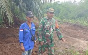Antisipasi Karhutla, Babinsa Dumai Sisir Titik Rawan di Jalan Barak Aceh