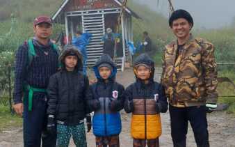 Bocah Kembar 7 Tahun Asal Dumai Taklukkan Gunung Talang di Musim Ekstrem