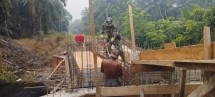 Babinsa Kodim 0320/Dumai Dampingi Pembangunan Jembatan Penghubung di Lubuk Gaung