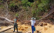 Sertu Roni Sandra Turun ke Lahan, Bantu Tingkatkan Produktivitas Pertanian Warga