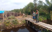 Babinsa Bagan Keladi Turun Langsung Patroli Karhutla, Dampingi Petani dan Ajak Warga Jaga Lingkungan