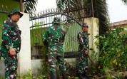 Bersama Warga, Koramil 01 Dumai Bersihkan Lingkungan Panti Asuhan Azzahra