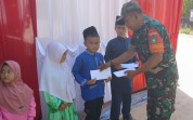 Wujud Kepedulian TNI, Babinsa Pelintung Serahkan Bantuan untuk Anak Yatim