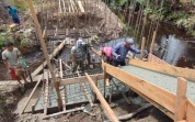 Dukung Akses Warga, Babinsa Lubuk Gaung Dampingi Pembangunan Jembatan Beton