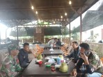 Hujan Bukan Halangan, Babinsa Koramil 03/Sungai Sembilan Perkuat Silaturahmi dengan Warga