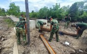 TNI Bersama Masyarakat Lanjutkan Pembangunan Jembatan Gantung Garuda di Sungai Sembilan