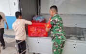 Dukung Peningkatan Gizi Pelajar, Babinsa Bukit Timah Awasi Distribusi Bantuan Makanan